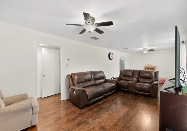 Photo 4 of Sale Pending at 8927 Beckley View Ave, Dallas, TX 75232 | MLS# 21272786 | Listing updated on 2026-08-12
