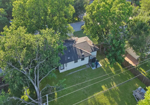Photo 4 of Single family home for sale at 1103 Bellaire Dr, Grapevine, TX 76051 | MLS# 21270851 | Listing updated on 2026-08-25