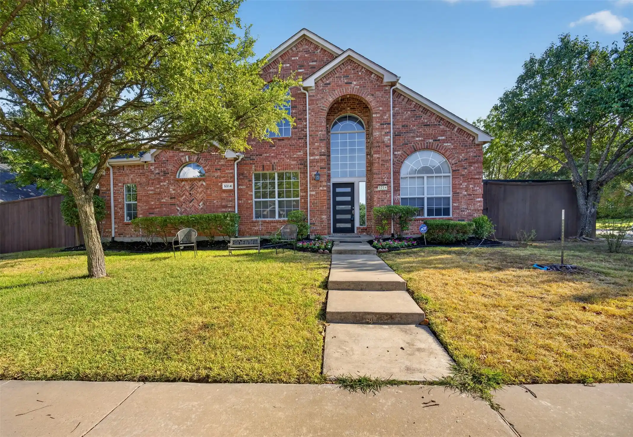 Photo 1 of Sale Pending at 5314 Somerset Dr, Rowlett, TX 75089 | MLS# 21270428 | Listing updated on 2026-10-15
