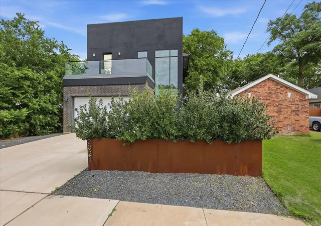 Photo 4 of Sale Pending at 2021 Dennison St, Dallas, TX 75212 | MLS# 21272928 | Listing updated on 2026-07-17