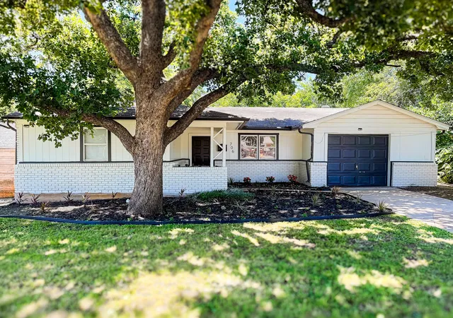 Homes for sale in Euless, TX | 706 Henslee Dr, Euless, TX 76040 | MLS# 21272919