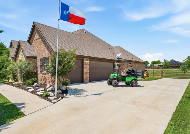 Photo 3 of Single family home for sale at 140 Heather Ln, Decatur, TX 76234 | MLS# 21253297 | Listing updated on 2026-08-17