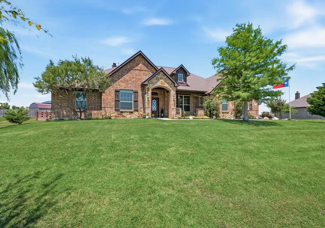 Photo 3 of Single family home for sale at 140 Heather Ln, Decatur, TX 76234 | MLS# 21253297 | Listing updated on 2026-08-17