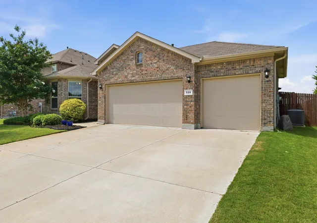 Photo 4 of Sale Pending at 528 Pendennis Dr, Fort Worth, TX 76131 | MLS# 21268335 | Listing updated on 2026-07-28