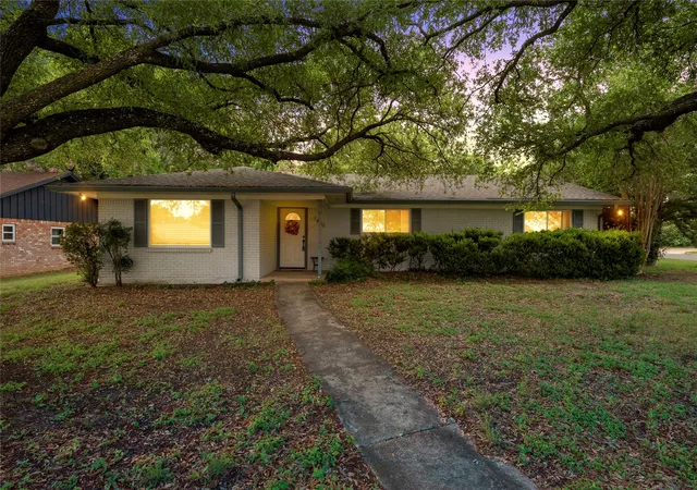 Homes for sale in Woodway, TX | 7440 Brentwood Cir, Woodway, TX 76712 | MLS# 21271969