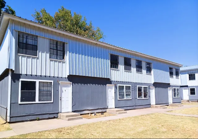 Photo 3 of Multi family home for sale at 208 N Church St, Hillsboro, TX 76645 | MLS# 21273072 | Listing updated on 2026-08-24