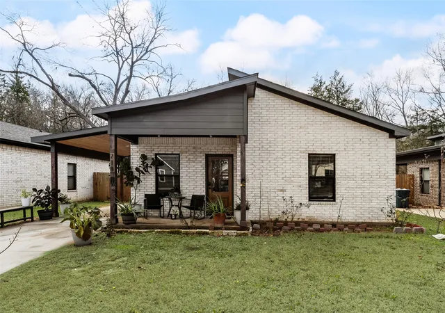 Photo 1 of Single family home for sale at 718 E Crawford St, Denison, TX 75021 | MLS# 21273067 | Listing updated on 2026-07-20