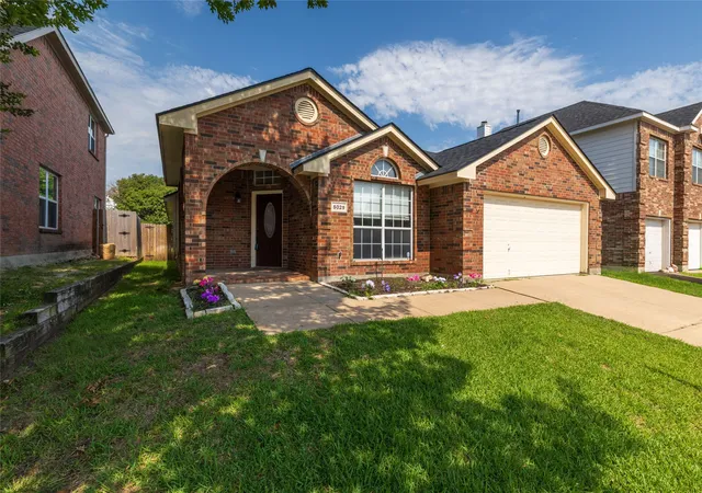 Photo 1 of Single family home for sale at 5029 Skymeadow Dr, Fort Worth, TX 76135 | MLS# 21269451 | Listing updated on 2026-08-29