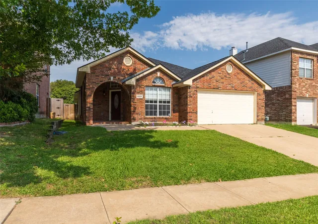 Photo 2 of Single family home for sale at 5029 Skymeadow Dr, Fort Worth, TX 76135 | MLS# 21269451 | Listing updated on 2026-08-29