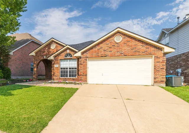 Photo 3 of Single family home for sale at 5029 Skymeadow Dr, Fort Worth, TX 76135 | MLS# 21269451 | Listing updated on 2026-08-29