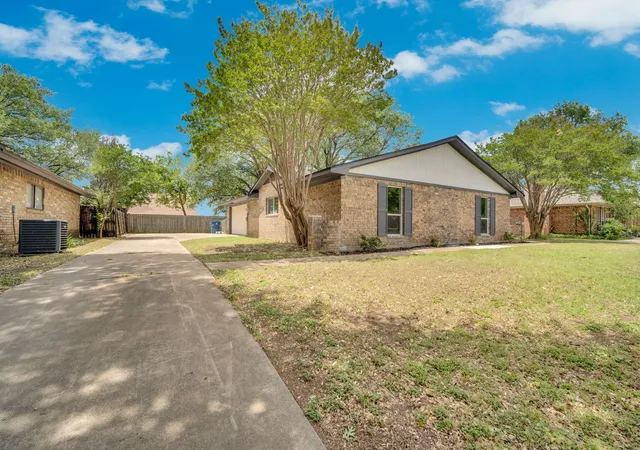 Photo 2 of Sale Pending at 411 Gingerbread Ln, Waxahachie, TX 75165 | MLS# 21264413 | Listing updated on 2026-07-16