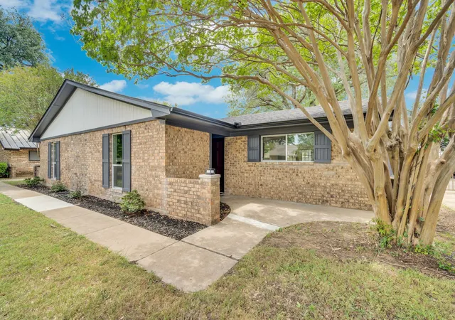 Photo 3 of Sale Pending at 411 Gingerbread Ln, Waxahachie, TX 75165 | MLS# 21264413 | Listing updated on 2026-07-16