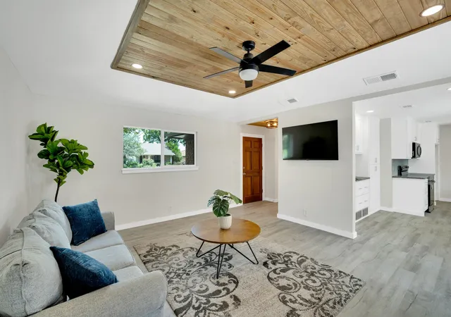 Photo 4 of Sale Pending at 411 Gingerbread Ln, Waxahachie, TX 75165 | MLS# 21264413 | Listing updated on 2026-07-16