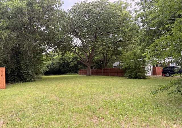 Photo 3 of Land for sale at 113 Davis St, Farmersville, TX 75442 | MLS# 21273204 | Listing updated on 2026-09-25