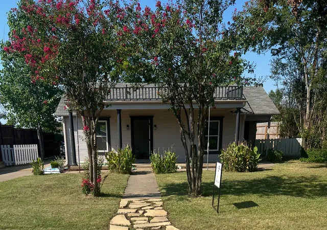 Photo 1 of Sale Pending at 422 Goshen W, Canton, TX 75103 | MLS# 21273332 | Listing updated on 2026-07-07