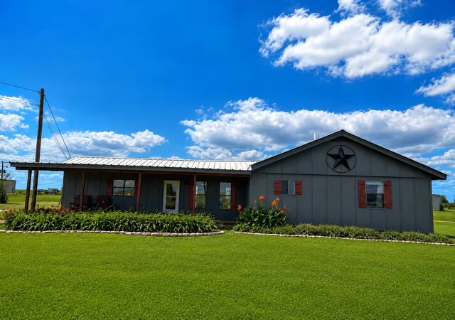 Photo 1 of Single family home for sale at 2515 Us Hwy 77 Hwy, Lott, TX 76656 | MLS# 21273339 | Listing updated on 2026-09-05