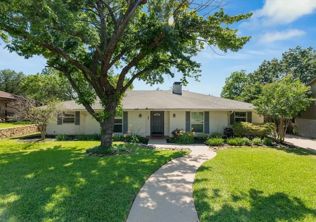 1st image of 1104 Sunset Dr, Trophy Club, TX 76262 | MLS# 21273329
