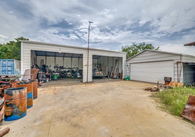Homes for sale in Kemp, TX | 7302 County Road 4044, Kemp, TX 75143 | MLS# 21273019