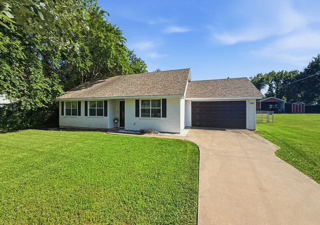 Homes for sale in Bells, TX | 704 W Bells Blvd, Bells, TX 75414 | MLS# 21270002