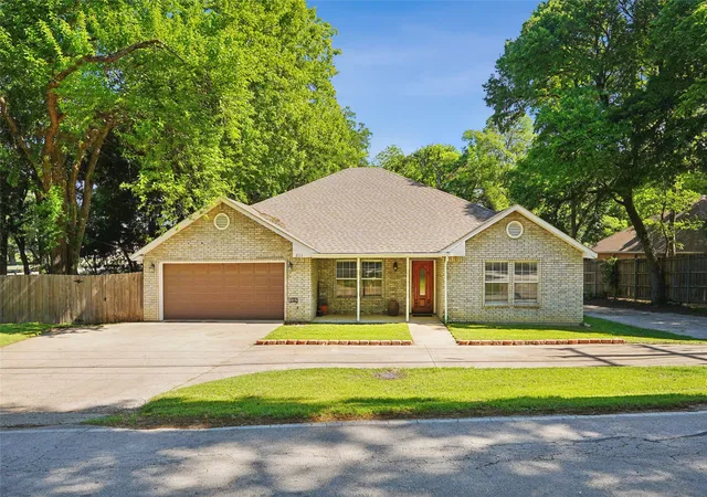 Photo 1 of Single family home for sale at 211 Ashford Ln, Midlothian, TX 76065 | MLS# 21256500 | Listing updated on 2026-07-20