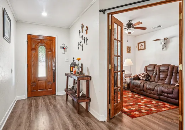 Photo 4 of Single family home for sale at 211 Ashford Ln, Midlothian, TX 76065 | MLS# 21256500 | Listing updated on 2026-07-20