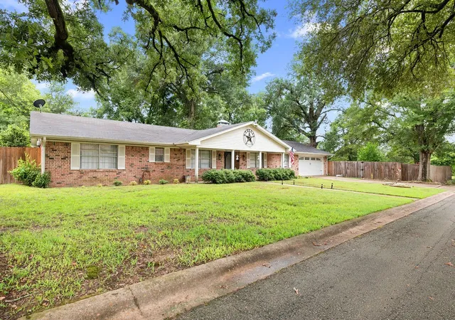 Photo 3 of Single family home for sale at 725 W Blair St, Mineola, TX 75773 | MLS# 21273616 | Listing updated on 2026-09-17