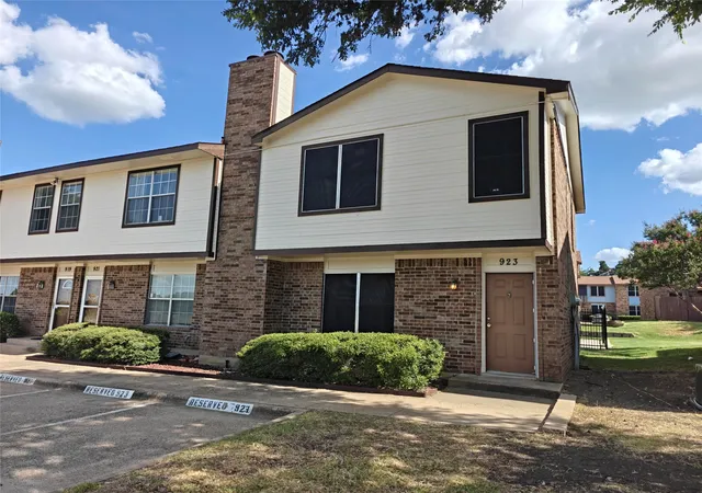 Photo 1 of Sale Pending at 923 Vedral Pl, Cedar Hill, TX 75104 | MLS# 21273666 | Listing updated on 2026-08-22