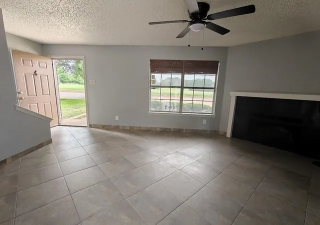 Photo 2 of Sale Pending at 923 Vedral Pl, Cedar Hill, TX 75104 | MLS# 21273666 | Listing updated on 2026-08-22