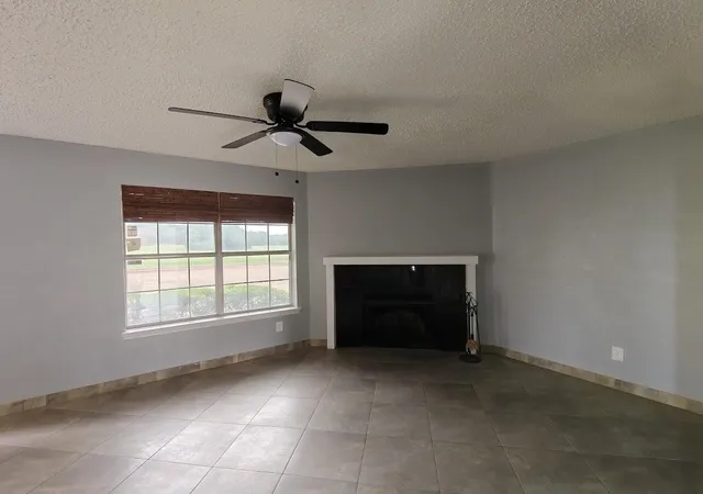Photo 3 of Sale Pending at 923 Vedral Pl, Cedar Hill, TX 75104 | MLS# 21273666 | Listing updated on 2026-08-22