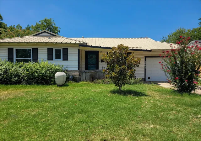 Photo 2 of Single family home for sale at 2004 N 40th St, Waco, TX 76707 | MLS# 21271604 | Listing updated on 2026-09-24