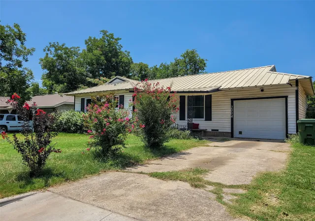 Photo 3 of Single family home for sale at 2004 N 40th St, Waco, TX 76707 | MLS# 21271604 | Listing updated on 2026-09-24