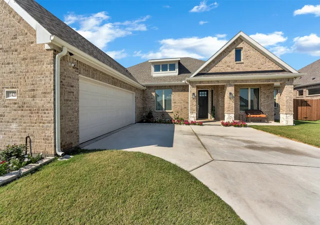 Photo 3 of Single family home for sale at 1420 Kendal Dr, De Soto, TX 75115 | MLS# 21264584 | Listing updated on 2026-07-17
