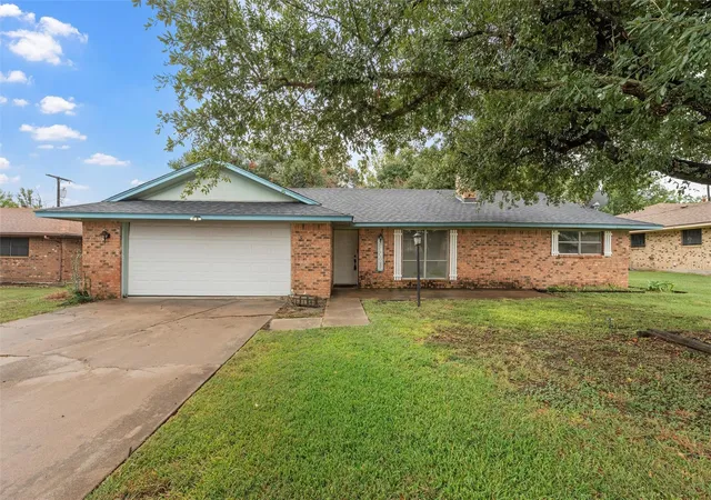 Homes for sale in Marlin, TX | 238 Royal Dr, Marlin, TX 76661 | MLS# 21271800