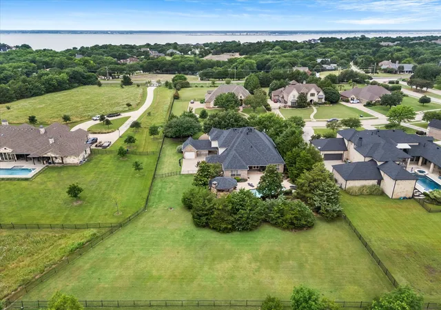 Photo 3 of Sale Pending at 18 Kendal Ct, Rockwall, TX 75032 | MLS# 21266914 | Listing updated on 2026-07-26