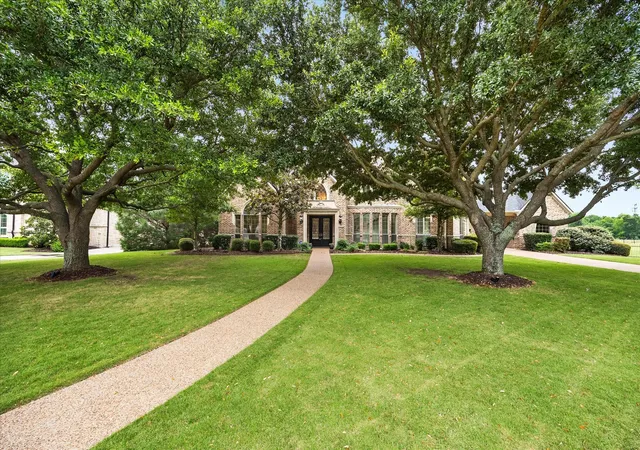Photo 3 of Sale Pending at 18 Kendal Ct, Rockwall, TX 75032 | MLS# 21266914 | Listing updated on 2026-07-26