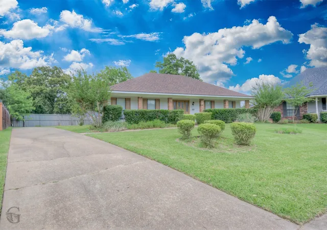 Photo 1 of Sale Pending at 1407 Edgemont Cir, Bossier City, LA 71111 | MLS# 21274125 | Listing updated on 2026-08-25