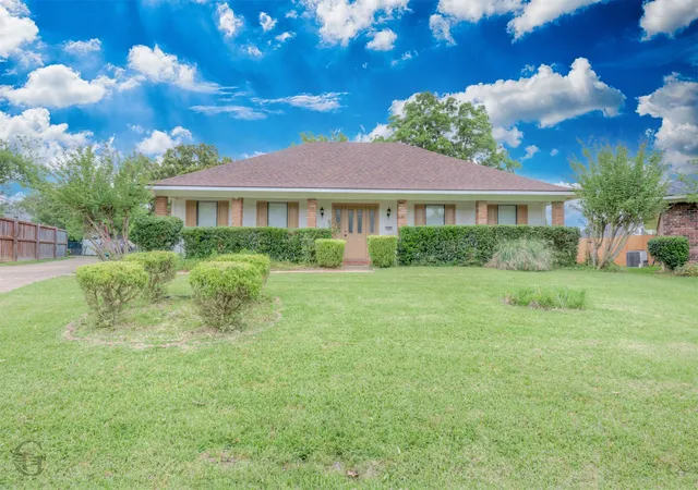 Photo 2 of Sale Pending at 1407 Edgemont Cir, Bossier City, LA 71111 | MLS# 21274125 | Listing updated on 2026-08-25