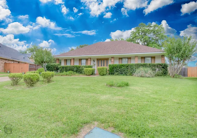 Photo 3 of Sale Pending at 1407 Edgemont Cir, Bossier City, LA 71111 | MLS# 21274125 | Listing updated on 2026-08-25