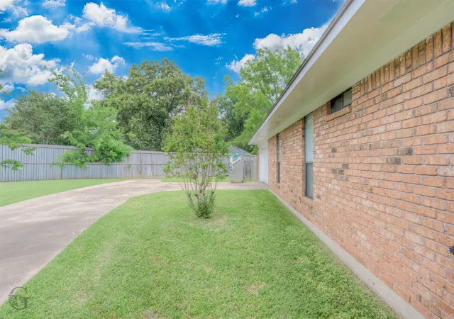 Photo 3 of Sale Pending at 1407 Edgemont Cir, Bossier City, LA 71111 | MLS# 21274125 | Listing updated on 2026-08-25