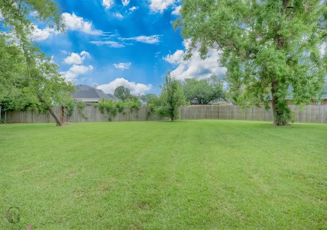 Photo 4 of Sale Pending at 1407 Edgemont Cir, Bossier City, LA 71111 | MLS# 21274125 | Listing updated on 2026-08-25