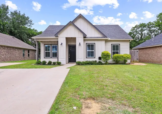 Homes for sale in Denison, TX | 514 W Hull St, Denison, TX 75020 | MLS# 21274146