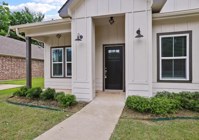 Homes for sale in Denison, TX | 514 W Hull St, Denison, TX 75020 | MLS# 21274146