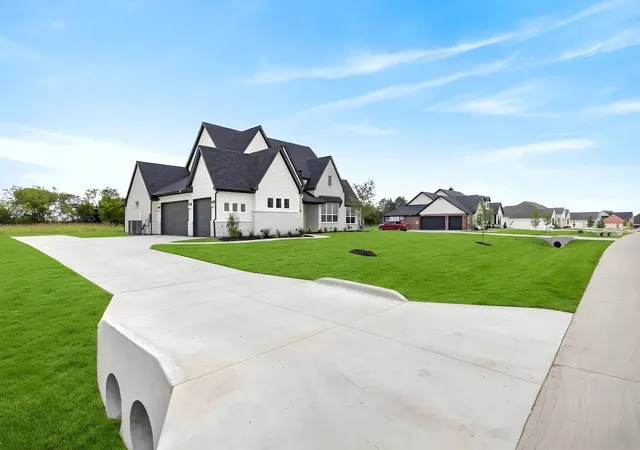 Photo 3 of Single family home for sale at 129 Aiden Dr, Waxahachie, TX 75165 | MLS# 21273992 | Listing updated on 2026-08-17