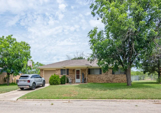 Homes for sale in Brownwood, TX | 3814 Crestridge Dr, Brownwood, TX 76801 | MLS# 21274301