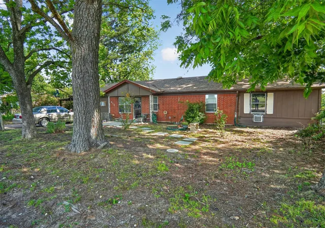 Photo 3 of Single family home for sale at 615 W North St, Blossom, TX 75416 | MLS# 21274154 | Listing updated on 2026-07-20