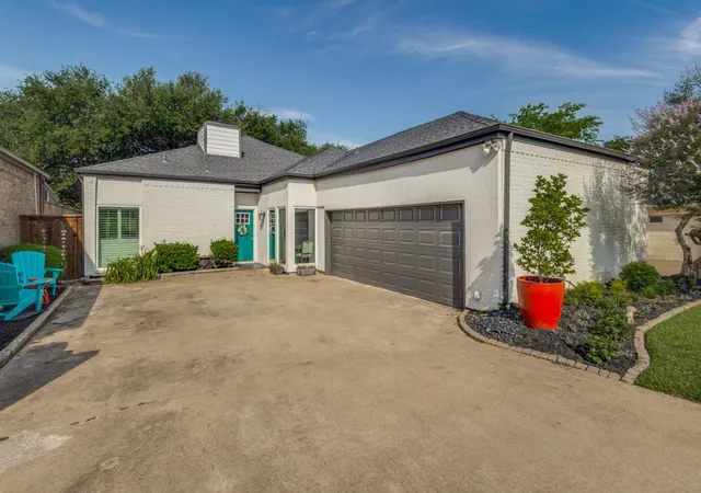 Photo 1 of Single family home for sale at 209 Oak Hill Dr, Roanoke, TX 76262 | MLS# 21274448 | Listing updated on 2026-08-22