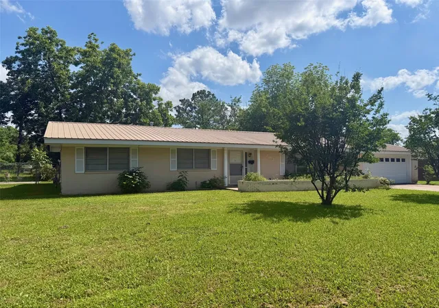 Photo 1 of Single family home for sale at 802 W 4th St, Clarksville, TX 75426 | MLS# 21274531 | Listing updated on 2026-08-26