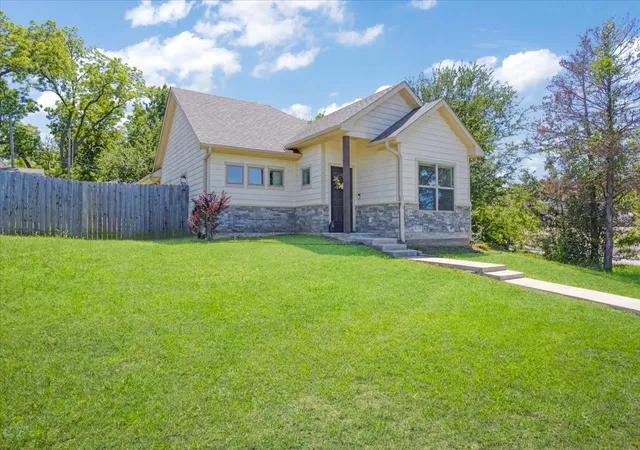 Photo 3 of Single family home for sale at 1226 W Elm St, Denison, TX 75020 | MLS# 21274480 | Listing updated on 2026-07-21