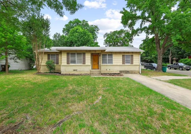 Photo 1 of Sale Pending at 1402 Knight St, Denton, TX 76205 | MLS# 21274573 | Listing updated on 2026-07-28
