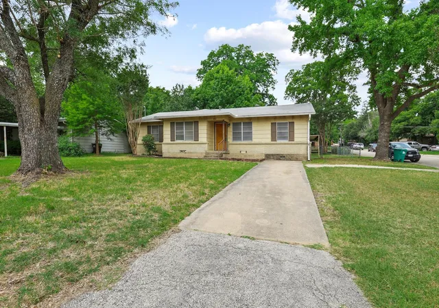 Photo 2 of Sale Pending at 1402 Knight St, Denton, TX 76205 | MLS# 21274573 | Listing updated on 2026-07-28